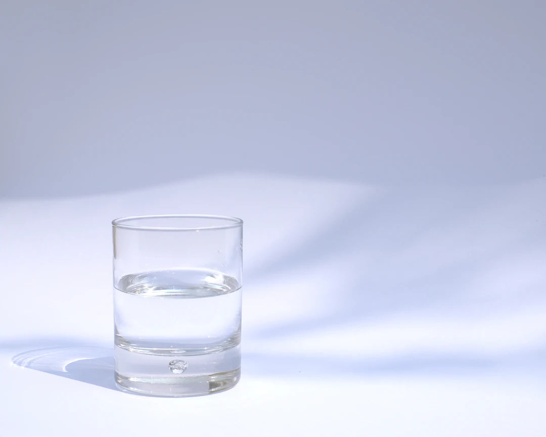 Elegant vattenfilterkanna i glas för renare dricksvatten
